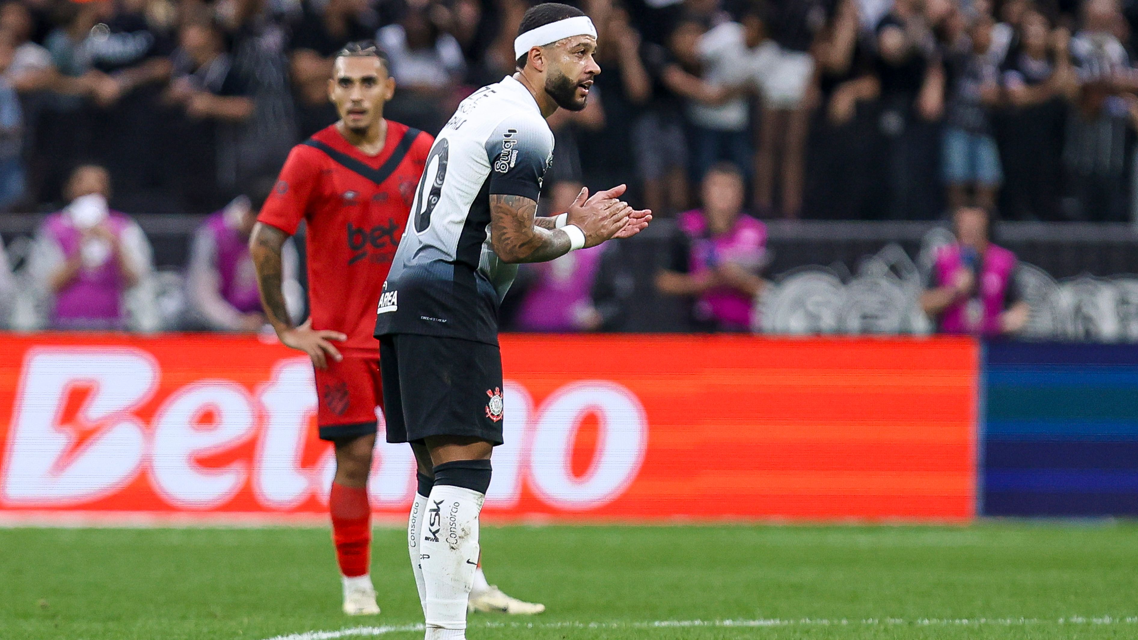 Memphis Depay Aids Corinthians Amid Financial Crisis by Relinquishing Hotel Suite Costing €2.5 Million