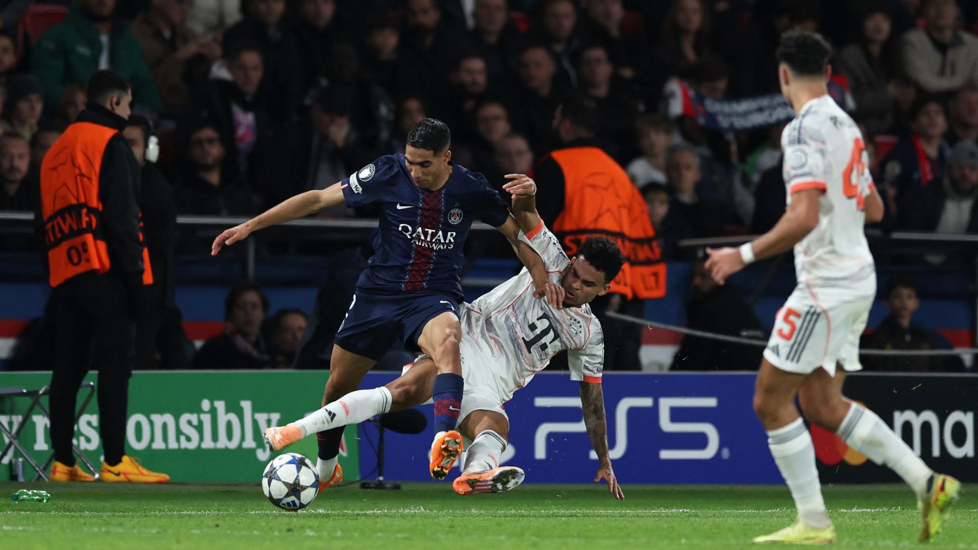 Bayern Munich Star’s Humorous Reaction to Luis Diaz’s Red Card for Injuring Achraf Hakimi in PSG Victory