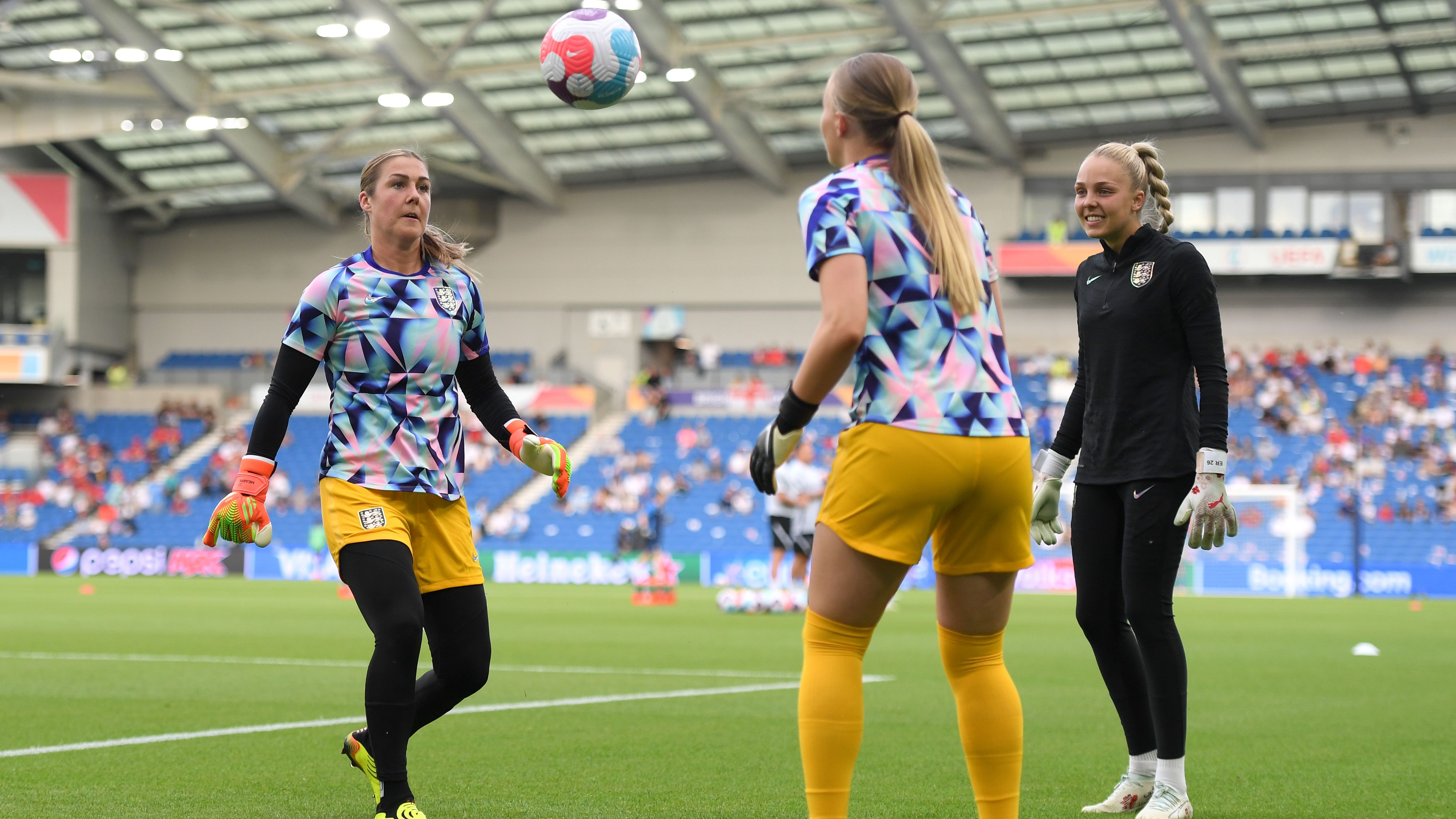 England Legend Critiques Mary Earps’ Puzzling Remarks on Hannah Hampton and Alleges Disrespect Toward Sarina Wiegman