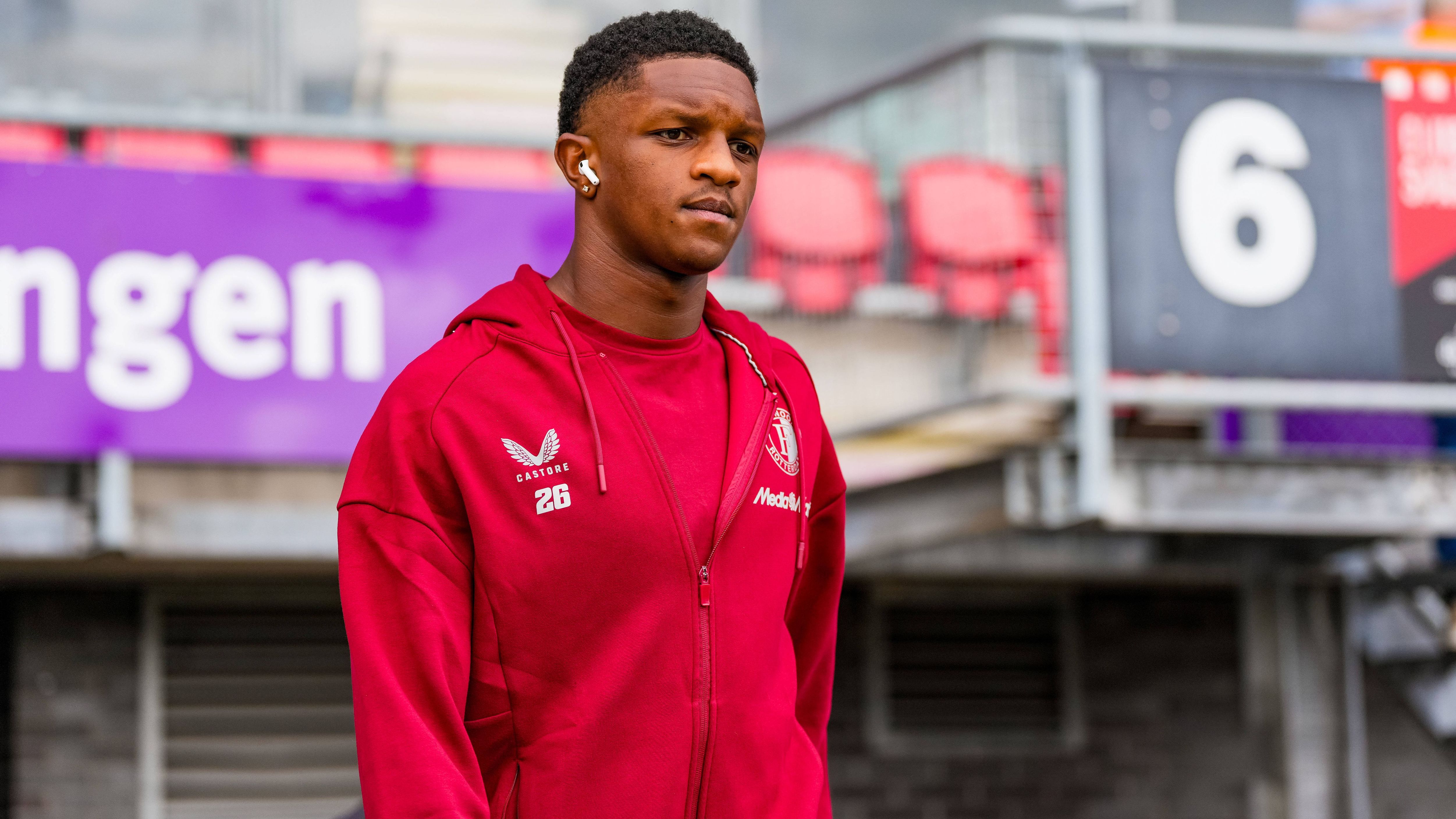 Feyenoord Prospect Discloses Teammates’ Banter Amid Transfer Interest from Bayern Munich and Arsenal