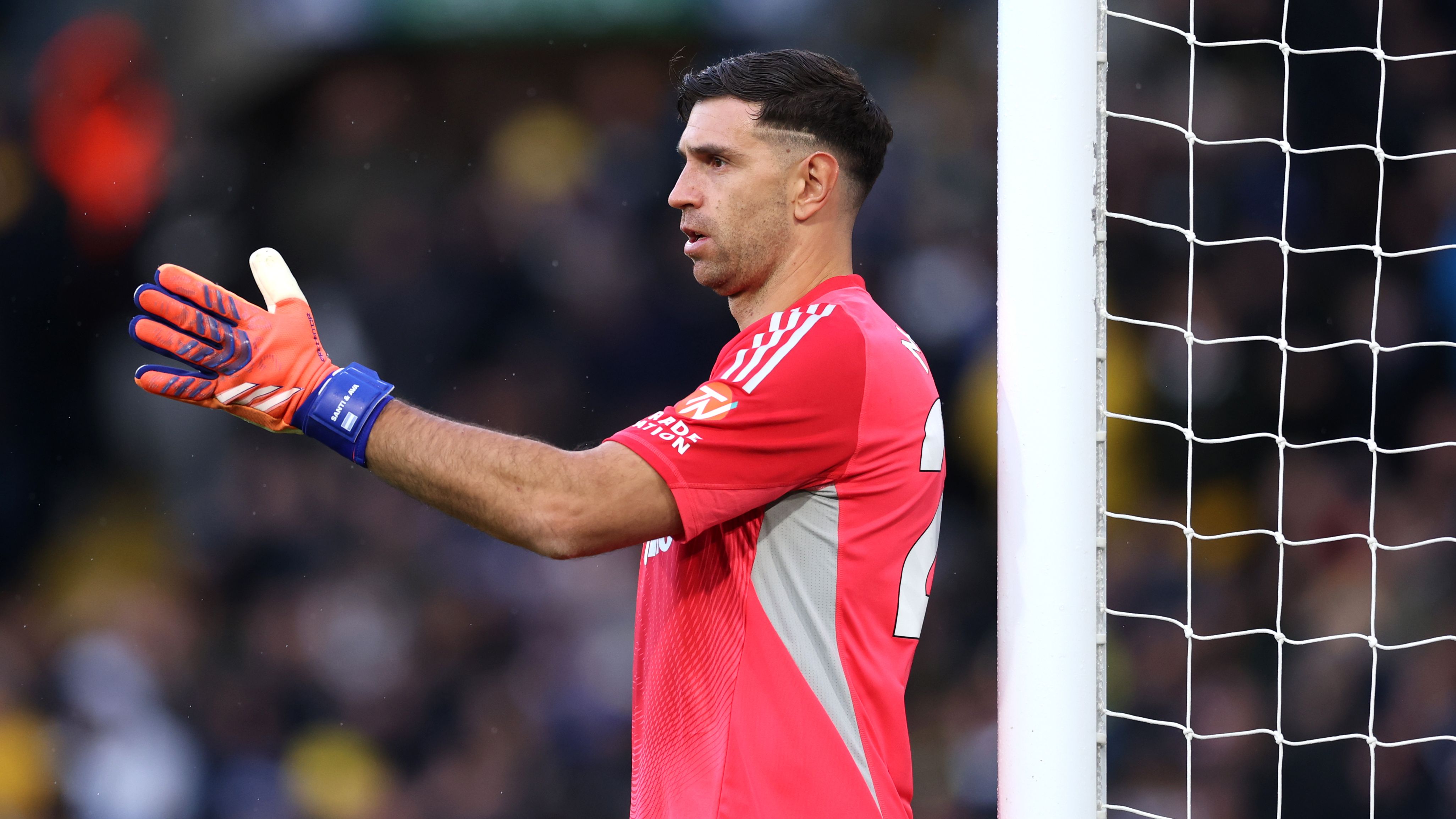 Emi Martinez’s Costly Mistake: Manchester United Fans Relieved as Aston Villa Concedes Due to Goalkeeper Error