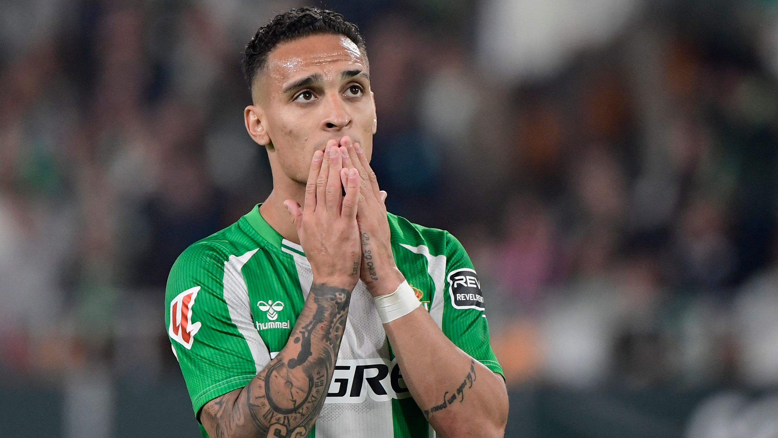 Antony Overcomes Emotions in Live Interview After Manchester United Ban from Season’s Pivotal Match