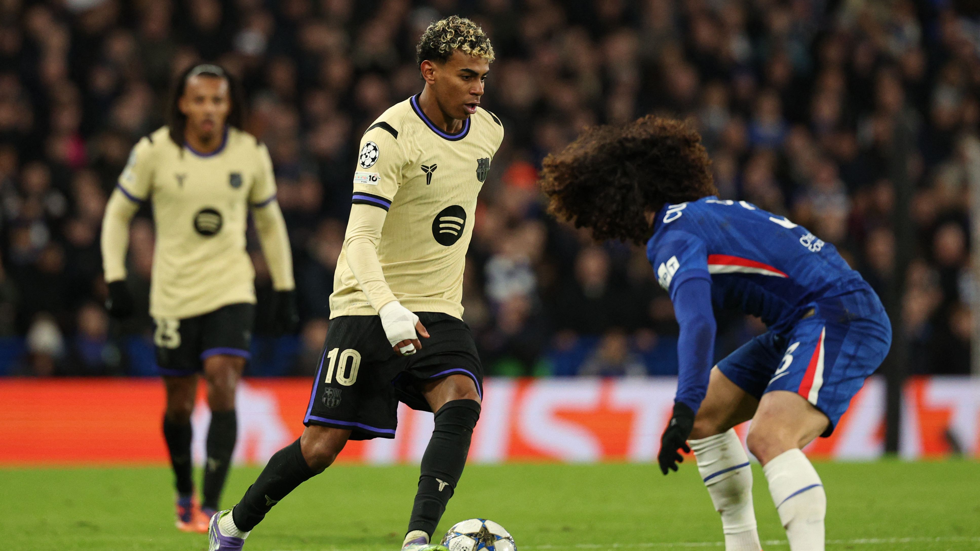 Hansi Flick Hails Marc Cucurella as a World-Class Talent While Defending Lamine Yamal’s Chelsea Performance and Urging the Young Star to Elevate His Game for Barcelona